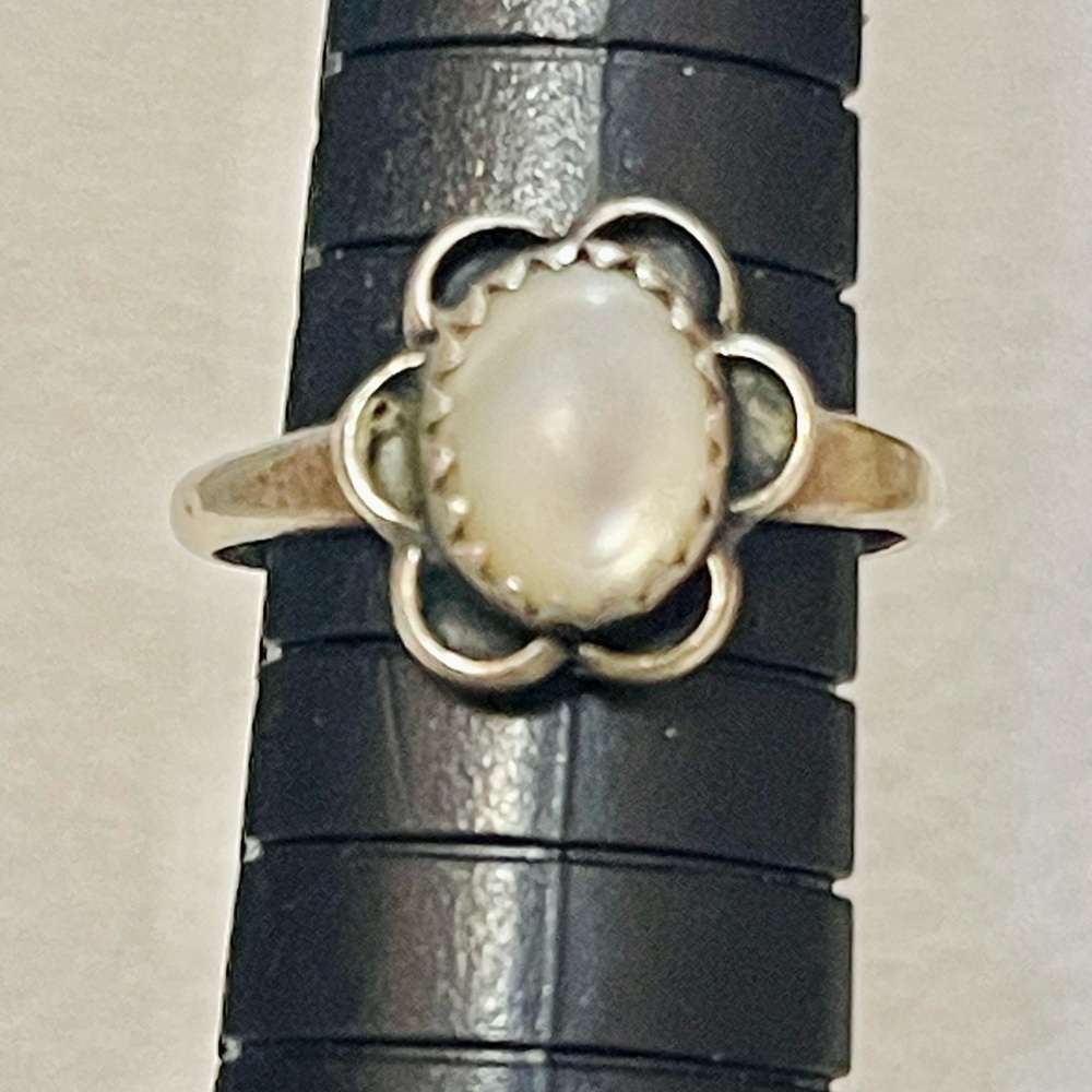 VTG NATIVE AMERICAN NAVAJO Sterling Mother Of Pearl Ring Size 5
